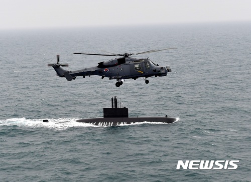 【서울=뉴시스】 대잠훈련을 하고 있는 해군 해상작전헬기.