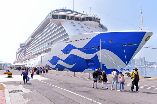 ▲ 14일 오전 14만 4천 톤 규모 초대형 크루즈 ‘마제스틱 프린세스 호’가 승객과 승무원 5396명을 태우고 여수시 신항에 입항했다.ⓒ여수시