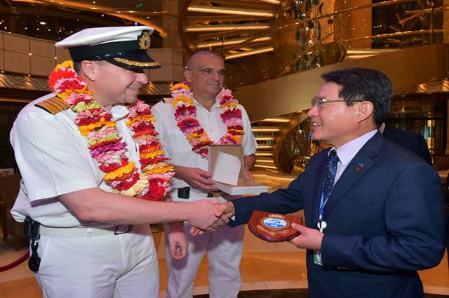 ▲ 권오봉 여수시장이 ‘마제스틱 프린세스 호’ 선장에게 기념품을 전달하고 있다.ⓒ여수시