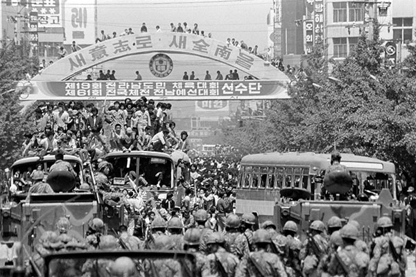 ⓒ연합뉴스 1980년 5월21일 오후 1시, 전남도청 앞 금남로에서 계엄군의 집단 발포가 있었다.위는 집단 발포 이전 사진.