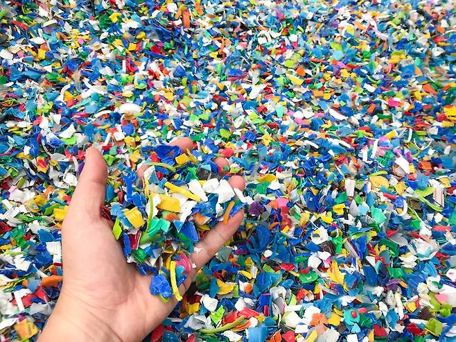 재활용하기 위해 잘게 조각낸 플라스틱 폐기물. 플라스틱 자체의 중합체보다 첨가제로 들어간 화학물질이 광합성 세균에 악영향을 끼치는 것으로 밝혀졌다.