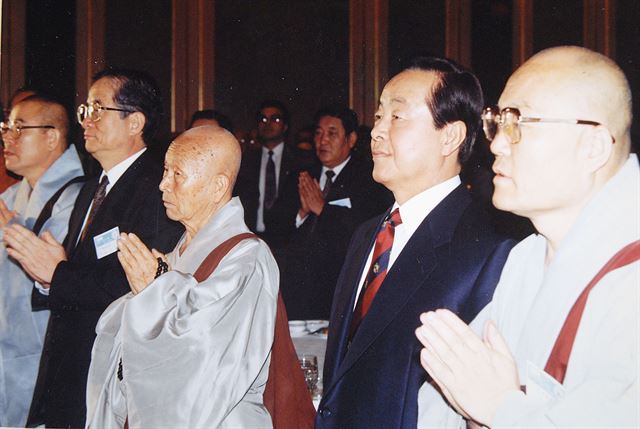 기독교인 김영삼 대통령이 1993년 5월 25일 아침 서울롯데호텔에서 열린 제13회 「나라와 민족을 위한 법회」에 참석, 합장하고 있는 승려, 불교신도들과 나란히 서있다. 한국일보 자료사진