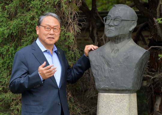 윤상구 서울스프링실내악축제 집행위원장이 15일 서울 북촌 ‘윤보선 고택’에서 부친인 윤보선 전 대통령 흉상과 함께 포즈를 취했다. 김낙중 기자 sanjoong@