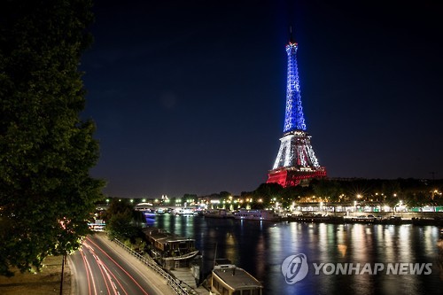 2016년 7월 니스 테러의 희생자를 애도하며 프랑스 국기 색깔로 물들인 에펠탑   [EPA=연합뉴스 자료사진]