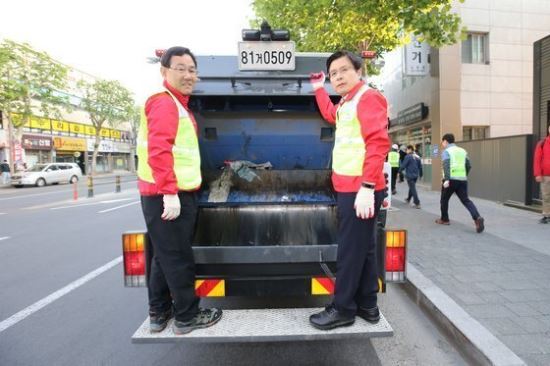 황교안 자유한국당 대표가 11일 오전 대구 수성구에서 주호영 의원과 쓰레기 수거 작업을 하고 있다. 자유한국당 제공