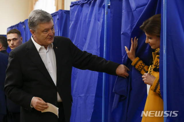 【키에프=AP/뉴시스】 페트로 포로셴코 우크라이나 대통령은 15일(현지시간) 우크라이나어를 유일한 국어로 지정하는 법안에 서명했다. 사진은 지난달 21일 대선 결선투표를 하는 포로셴코 대통령. 2019. 4. 21.