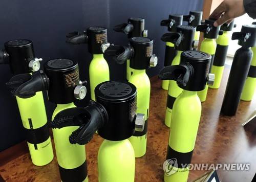 해경에 압수된 비상탈출용 수중장비 (창원=연합뉴스) 김동민 기자 = 16일 해경이 경남 창원시 마산회원구 창원해양경찰서에서 안전검사를 받지 않고 시중에 판매된 비상탈출용 수중장비를 공개하고 있다. 2019.5.16 image@yna.co.kr