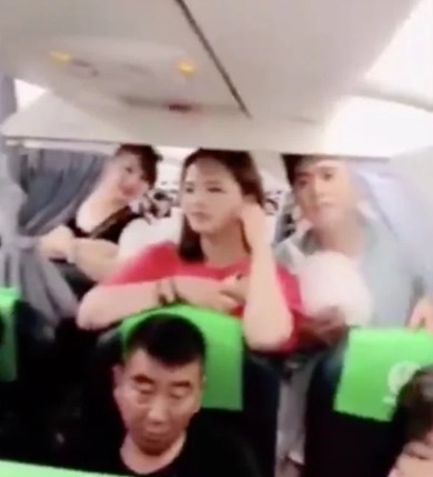 망연자실해 하고 있는 승객들 모습 - 웨이보 갈무리
