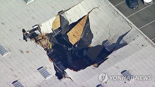 F-16 전투기 추락으로 지붕에 큰 구멍이 뚫린 창고 건물 [AP=연합뉴스]