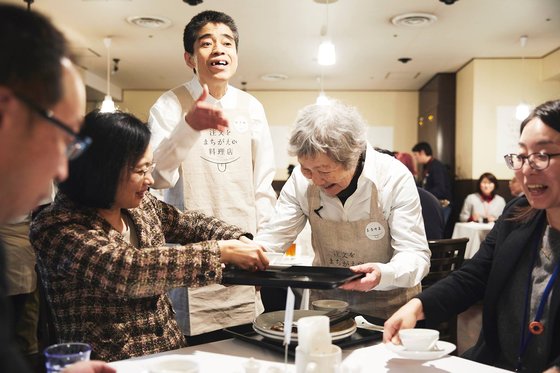 일본의 '주문을 잘못 알아듣는 식당'에서 치매 노인들이 손님들에게 서빙을 하고 있다. [사진 '주문을 잘못 알아듣는 식당' 실행위원회 페이스북]