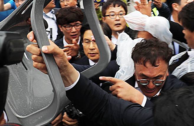 황교안 자유한국당 대표가 18일 5·18민주화운동 39주년 기념식에 참석하기 위해 국립5.18민주묘지 입구를 들어서다 시민들로부터 거센 항의를 받고 있다. [뉴스1]