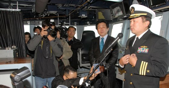 2009년 3월 연합훈련에 참가한 최희동 당시 중령(제일 오른쪽)이 이지스 구축함인 채피함에서 설명을 하고 있다. [사진 미 해군]