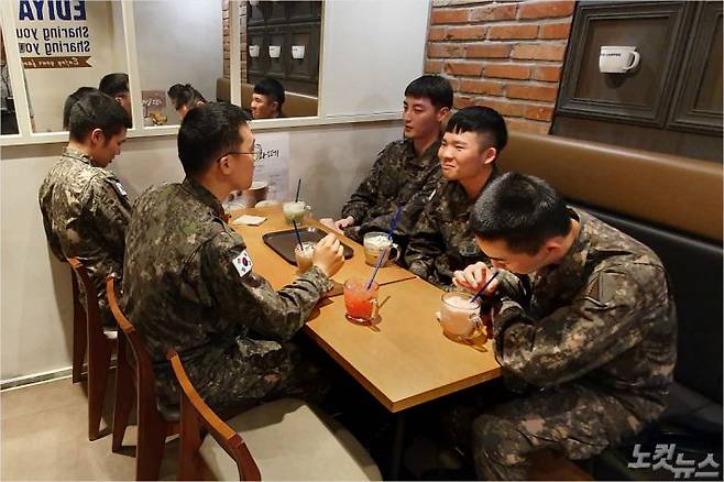평일 오후 부대 밖 카페에서 커피를 마시는 장병들. (사진=송승민 수습기자)