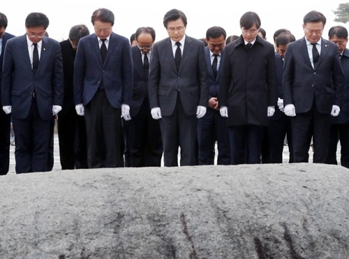 자유한국당 황교안 대표(가운데)와 당 지도부가 지난 3월5일 경남 김해 봉하마을에서 노무현 전 대통령 묘역을 참배하고 있다. 뉴시스
