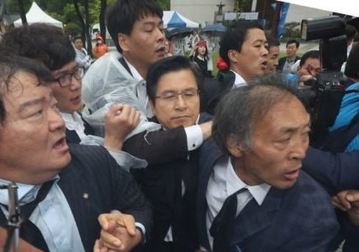 자유한국당 황교안 대표(가운데)가 지난 18일 5·18 광주민주화운동 39주년 기념식에 참석하려다 시민들의 거센 항의를 받고 있다. 연합뉴스