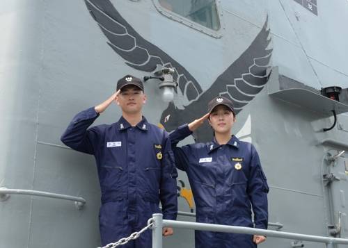 부부 고속정 정장 "신고합니다" (서울=연합뉴스) 동해 거진항에서 남편인 참수리-331호정 정장 강전이 대위와 부인인 참수리-355호정 정장 최상미 대위가 경례를 하고 있다. 2019.5.19 [해군 제공