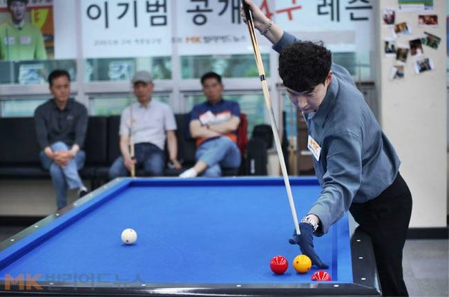 지난 18일 경북 구미시 역후당구클럽에서 ‘이기범 공개 4구레슨’이 열렸다. 행사에는 30여 명의 당구 동호인이 참가했다. 이기범이 레슨 직후 진행된 동호인들과의 실전경기에서 찍어치기를 시도하고 있다.