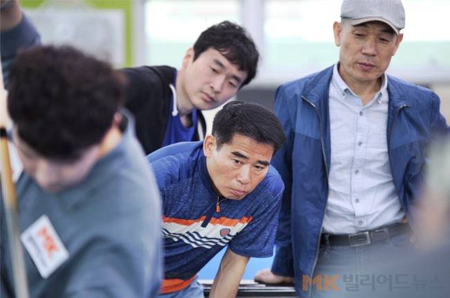 이기범의 찍어치기 시범을 유심히 지켜보고 있는 동호인들.