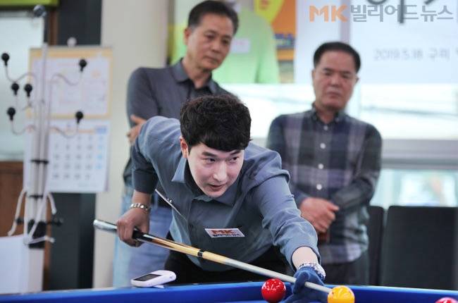 레슨 도중 이기범이 샷 시범을 보이고 있다.