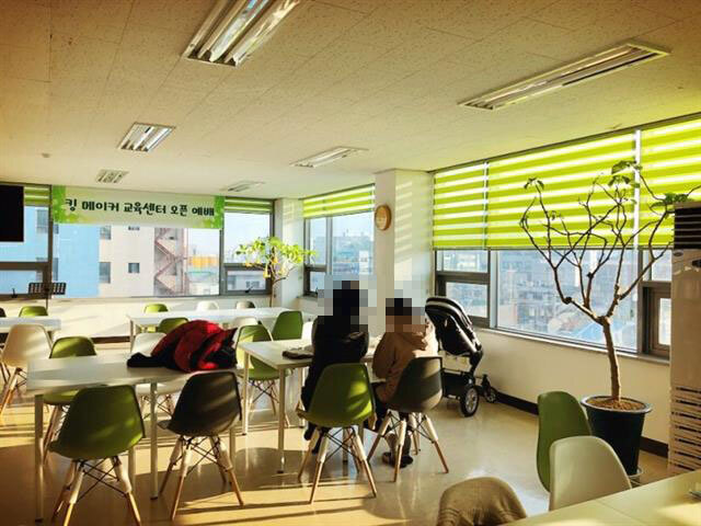 킹메이커 사무실에서 한 청소년 부모가 복지 지원 상담을 받고 있다. 이근아 기자 leegeunah@seoul.co.kr