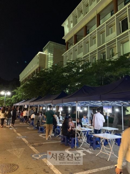 지난 16일 서울의 한 대학 축제 주점에 손님이 없어 한산한 모습이다. 술을 판매하지 않은 이후로 매출이 급감하고 손님도 줄었다는 것이 주점을 운영하는 학생들의 설명이다.