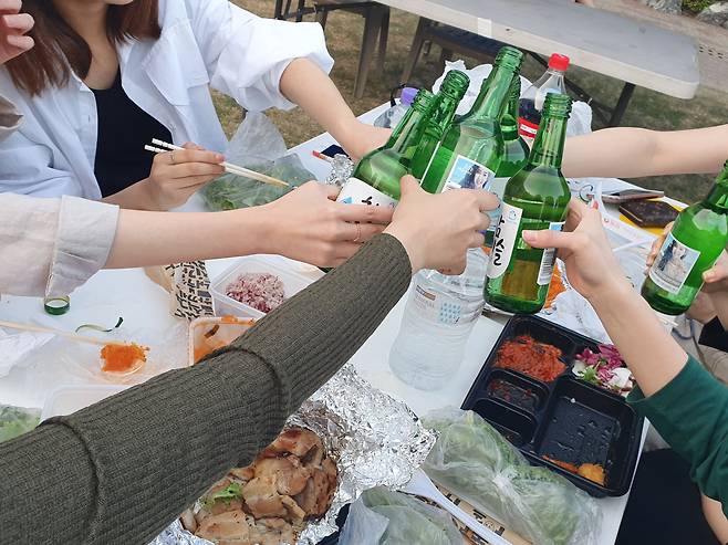 지난 15일 서울의 또 다른 대학 축제에 참여한 여학생들이 배달 음식을 안주 삼아 외부에서 사온 술을 마시고 있다.