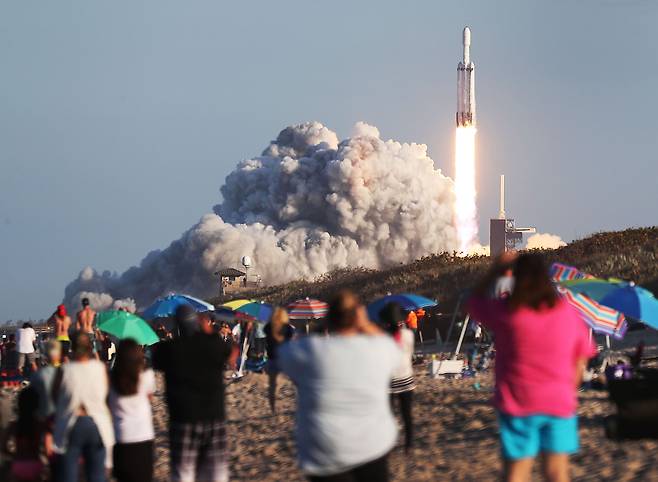 미국의 우주탐사업체인 스페이스X의 팰컨 헤비 로켓이 2019년 4월 11일(미 현지시간) 케네디 우주센터 발사장에서 사우디아라비아의 통신위성 아랍샛-6A를 탑재한 채 발사되고 있다. Joe Raedle/Getty Images/AFP