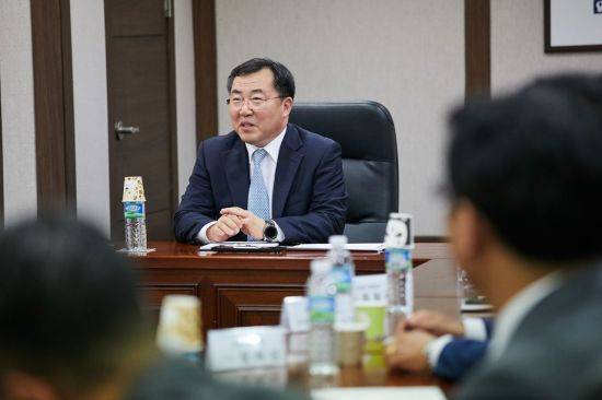 예병태 쌍용자동차 사장이 전국 대리점 대표들과의 간담회에서 이야기를 나누고 있다./사진=쌍용차
