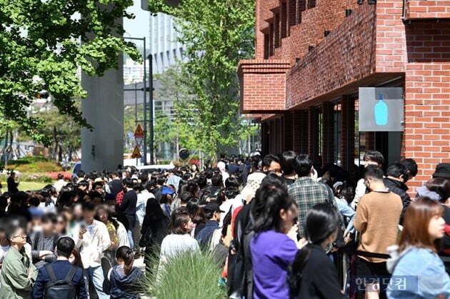 '커피계의 애플'이라 불리는 미국 커피전문점 블루보틀이 지난 3일 성수동에 1호점을 오픈한 가운데 시민들이 줄지어입장을 기다리고 있다. /사진=최혁 한경닷컴 기자 chokob@hankyung.com