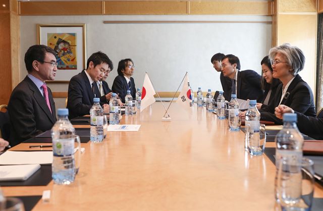 강경화 외교부 장관과 고노 다로 일본 외무장관이 지난 2월 15일(현지시간) 독일에서 한일 외교장관 회담을 갖고 있다. 외교부 제공