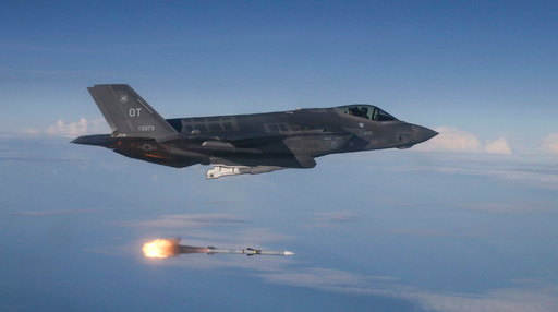 미국 공군의 ‘F-35A’ 스텔스 전투기가 가상 표적을 향해 미사일을 발사하고 있다. 미 공군 제공