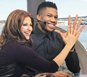 아데토쿤보 ‘괴물 손’ - 미국 한 스포츠 프로그램에 출연한 아데토쿤보(오른쪽)가 사회자와 손 크기를 비교하는 모습. /트위터