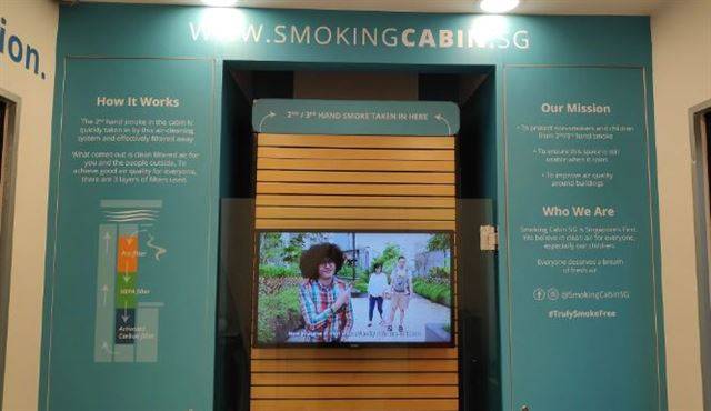 흡연부스 내부. 부스에 설치된 공기 정화 시스템을 소개하는 문구들이 적혀 있다. 내부에 앉을 수 있는 의자는 없다. MS뉴스 캡처