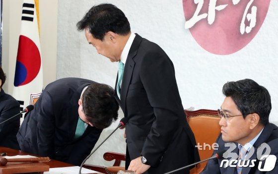 하태경 바른미래당 의원(왼쪽)이 24일 서울 여의도 국회에서 열린 임시 최고위원회의에서 손학규 대표(가운데)에게 \