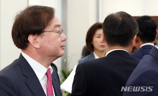 【서울=뉴시스】이종철 기자 = 23일 서울 여의도 국회에서 열린 자유한국당 청와대 특감반 진상조사단 회의(공무원 휴대폰 사찰 관련)에서 나경원 원내대표가 한미 정상 간 통화 내용을 자세히 공개해 논란이 된 강효상 의원(왼쪽) 관련 대책을 논의하고 있다. 2019.05.23. jc4321@newsis.com