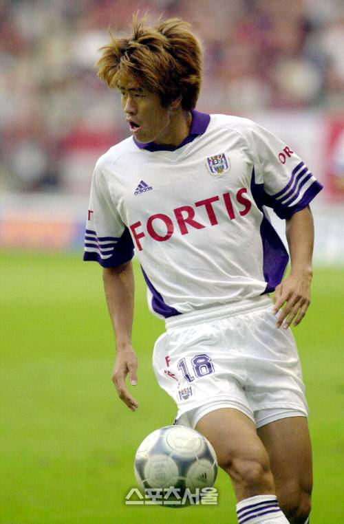 벨기에 안더레흐트 설기현이 2001년 8월11일 벨기에 브뤼셀에서 열린 로열 앤트워프와 홈 경기에서 드리블하고 있다. (스포츠서울DB)