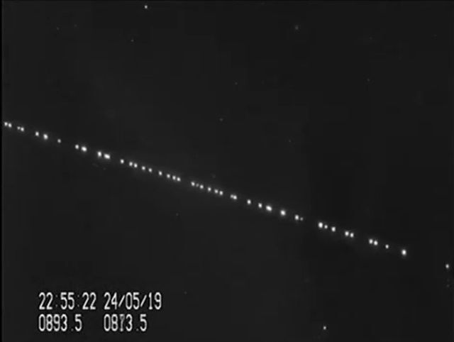 스타링크 인공위성들이 줄 지어 지구궤도를 도는 모습이 촬영됐다. (사진=유튜브 캡쳐)