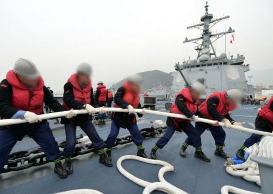 통상적인 경우 해군 장병들은 활동복에 헬멧과 구명조끼 등 안전장구까지 갖춘 상태에서 홋줄 작업을 실시한다. (사진=연합뉴스)