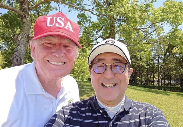 아베 신조 일본 총리와 도널드 트럼프 미국 대통령이 26일 일본 지바현 모바라시의 골프장에서 골프 회동을 하면서 기념 촬영을 하고 있다. 아베 신조 총리 트위터 캡처