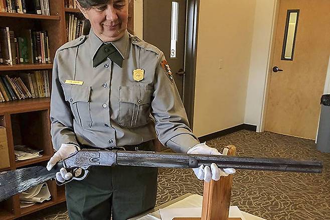 공원 고고학자인 에바 젠센이 5년 전 미국 네바다주 그렛 베이슨 국립공원에서 발견한 '웬체스터 1873' 소총을 들어 보이고 있다. [AP=연합뉴스]