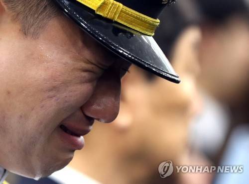 참았던 눈물 (창원=연합뉴스) 김동민 기자 = 청해부대 밧줄 사고로 순직한 고 최종근 하사의 영결식이 엄수된 27일 오전 경남 창원시 진해구 해군해양의료원에서 동료 해군이 울고 있다. 2019.5.27 image@yna.co.kr