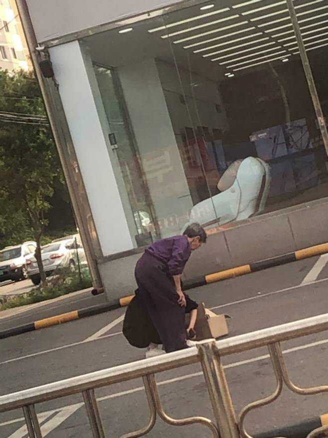 인터넷 커뮤니티 '보배드림'에 올라와 화제가 된 치매 노인에게 신발을 벗어준 20대 여성의 사연 (사진출처=보배드림) © 뉴스1