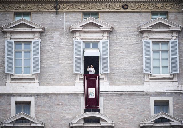 프란치스코 교황이 26일 바티칸 성베드로 성당 창가에서 인사하고 있다. 바티칸=EPA 연합뉴스