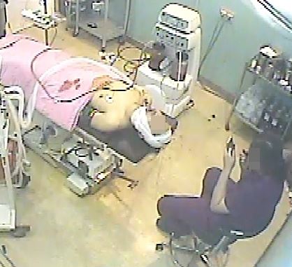 고 권대희씨가 과다출혈로 사망하기 전 수술실에서 방치되어 있는 모습이 찍힌 CCTV 장면. 유족 제공