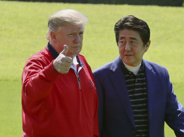 도널드 트럼프(왼쪽) 미국 대통령이 지난 26일 일본 지바현 모바라시의 골프장에 도착한 뒤 아베 신조 일본 총리와 만나 엄지손가락을 치켜들고 있다. /연합뉴스