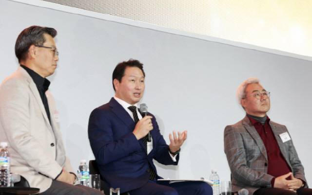 최태원(가운데) SK그룹 회장이 지난 1월2일 서울 광장동 워커힐 호텔에서 열린 2019년 신년회에서 행복을 주제로 주요 관계사 CEO들의 대담이 진행된 뒤 마무리 발언을 하고 있다. /사진=SK 제공