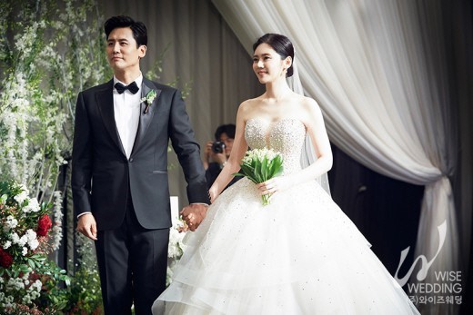 배우 추자현·우효광 부부가 29일 남산 그랜드하얏트호텔에서 결혼식을 올리고 본식 사진을 공개했다.ⓒ와이즈웨딩