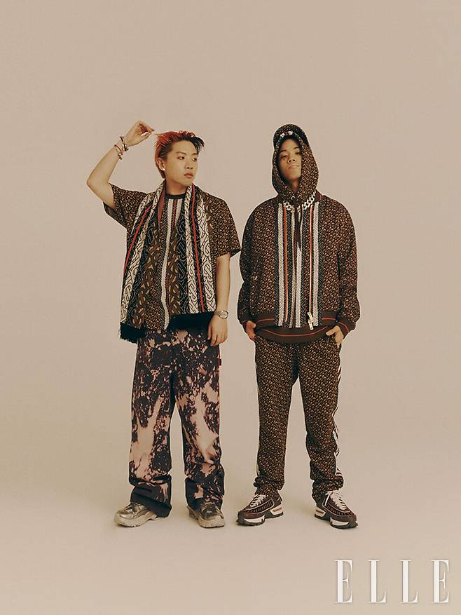 나플라가 입은 화려한 레터 프린트의 티셔츠와 머플러는 가격 미정, 모두 Burberry. 타이다이 프린트의 데님 팬츠는 52만원대, Needles by Matchesfashion.com. 실버 바운스 로 톱 스니커즈는 1백23만원, Valentino Garavani. 루피가 입은 화려한 레터 프린트 후디드 티셔츠와 트랙 팬츠, 백팩, 모자는 가격 미정, 모두 Burberry. 핑크 클라우디오 스니커즈는 1백7만5천원, Ermenegildo Zegna XXX. 액세서리는 모두 본인 소장품.