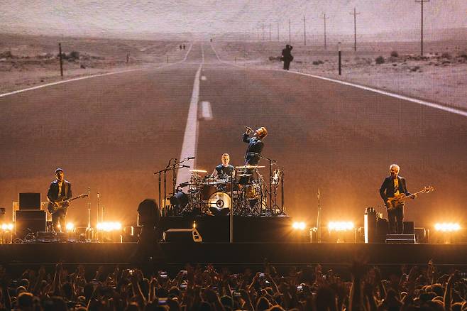 2017년 5월12일 캐나다 밴쿠버에서 열린 ‘조슈아 트리 투어’에서 공연을 펼치고 있는 밴드 U2. ⓒ Danny North