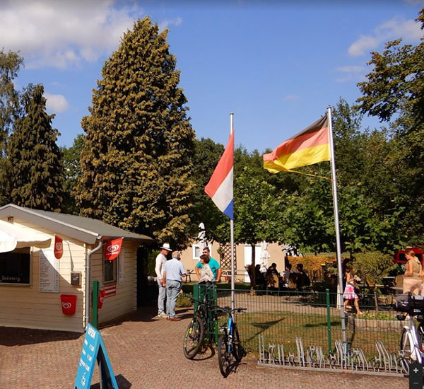 ⓒGoogle 갈무리 엘텐의 한 골프장 입구에 게양된 네덜란드 국기(왼쪽)와 독일 국기(오른쪽).